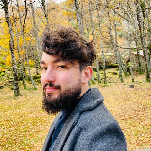 Professor Merson, instrutor do curso de inglês para negócios e entrevistas de emprego